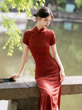 „Ruby Charm“ Chinesisches Qipao Kleid